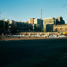 Skridskobanan i Kungsträdgården. Vy mot Sverigehuset, NK och Sagerska Husen