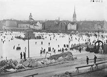 Skridskobana på Riddarfjärden. I bakgrunden Gamla Stan med Storkyrkan och Tyska kyrkan