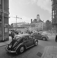 Brunkebergsgatan västerut mot Drottninggatan. Rivning av kv. Hägern Mindre. Kv. Svalan vid Klara Östra Kyrkogata i fonden