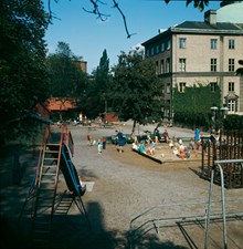 Lekplats söder om parkleken vid Saltmätargatans förlängning i Observatorielunden. Till höger Handelshögskolan