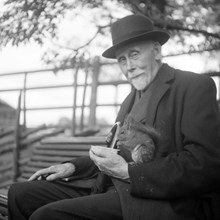 Skansen. Äldre man matar en ekorre