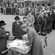 Kö vid strömmingsståndet på Kornhamnstorg, krigsåret 1943