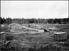 Småstugeområdet Olovslund under byggnad, sett från kvarteret Bokhyllan 10 och 11