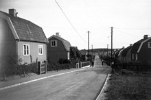 Lugna gatan mot sydost från Skarpnäcksvägen och kvarteret Pungpinan i Pungpinans småstugeområde
