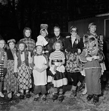 Humlegården. Grupporträtt av skolbarn, utklädda i maskeraddräkt. Enligt uppgift arrangerades skridskoåkning