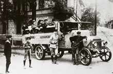 Bussbild från Gröndal. Hörnet av Gröndalsvägen och Sjöbjörnsvägen. Fotograferad i början av 1920-talet.