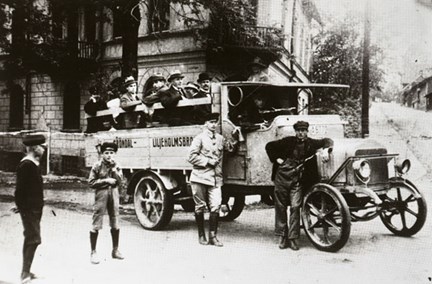 Bussbild från Gröndal. Hörnet av Gröndalsvägen och Sjöbjörnsvägen. Fotograferad i början av 1920-talet. 