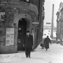 Kaptensgatan västerut från hörnet av Skeppargatan 7 mot Artillerigatan. I fonden ses taket på Dramatiska teatern