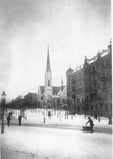 Narvavägen norrut från Strandvägen. I fonden Oscars Kyrka och kvarteret Bajonetten.