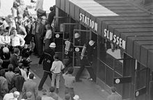 Brandmän och rökdykare på väg in i Slussens tunnelbanestation från Ryssgården.