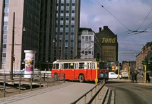 Götgatans korsning med Skånegatan vid skattehuset. Trådbuss på linje 91 