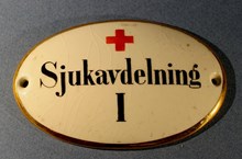 Dörrskylt med text; "Sjukavdelning I"