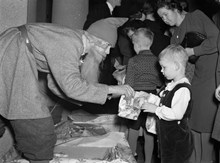 Hantverkargatan 1, Stadshuset. Barnfest för finska barn och deras fosterföräldrar, anordnad av Hjälpkommittén för Finlands barn. En tomte delar ut godispåsar