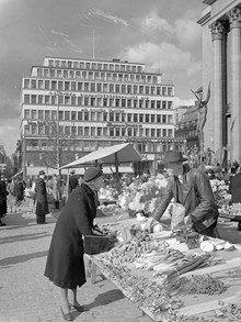 Hötorget mot norr i april 1943. Kungsgatan 44 i fonden