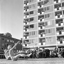Västertorpsplan. Gymnastikuppvisning inför kungaparet och västertorpsbor i samband med festligheter då skulpturer överlämnas till stadsdelen
