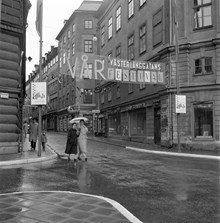 Mynttorget. Vy mot Västerlånggatan. En regnig dag under Västerlånggatans ""Vår festival""