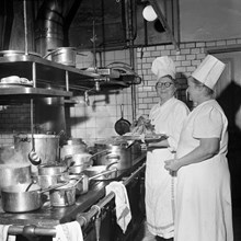 Storgatan 5, Östermalmskällaren. Restaurangen skall stängas och byggnaden, ett 1700-talshus, rivas. Fr.v. kökschefen Olga Erikson och Gunhild Jansson