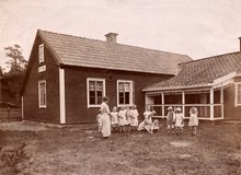 Kolonibarn från Kungsholmens elementarskola för flickor på Västra Edsvik på Väddö
