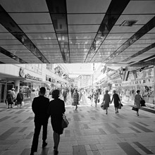 Sergelgatan norrut under Mäster Samuelsgatans viadukt