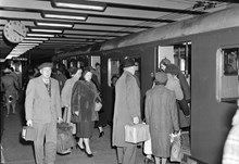 Skanstulls tunnelbanestation, perrongen. Folk kliver av och på ett tunnelbanetåg