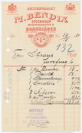 Kvitto med text M.Bendix Barnkläder. Fru Strauss med bokstäver. På kvittot står det bland annat annat Paletå och skinnkrage.