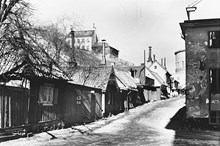 Saltmätargatan sedd norrut. I fonden till höger Stockholms stadsbibliotek. Saltmätargatan 25 - 31