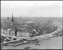 Utsikt över Gamla Stan från Mosebacke. I förgrunden Fiskarhamnen