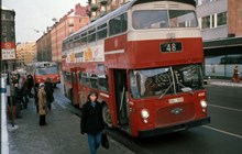 Bussar i trafik på Fridhemsgatan.  Dubbeldäckare. Vinterbilder.