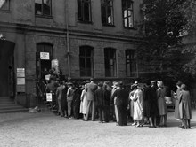 Människor köar för ransoneringskort vid Stockholms stads kristidsnämnd Vasagatan 13.