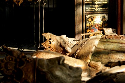 Magnus Ladulås skulptur i profil ligger ovanpå graven i Riddarholmskyrkan.