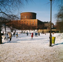 Skridskoåkning i Observatorielunden. Vy mot Stadbiblioteket