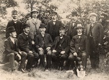 Lärarpersonalen på parkbänken, 1910. Frimurarbarnhuset, Kristineberg.