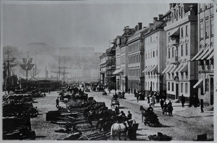 Fotografi med hästdroskor vid kajen på Skeppsbron 1860