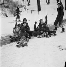 Barn leker i snön och åker skidor i Stockholms parker
