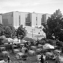 Uteservering vid Björns Trädgård. Medborgarhuset i fonden