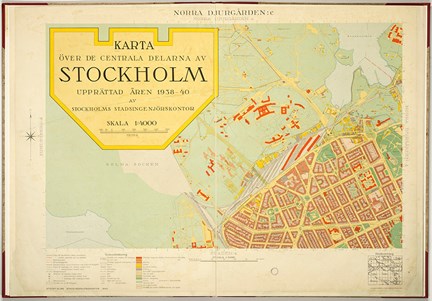 Uppslag i kartbok, tryckt karta i färg