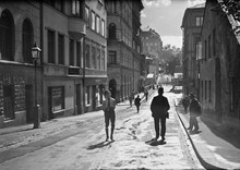 Kungstensgatan västerut mot Observatorielunden från korsningen Döbelnsgatan. Människor på gatan.