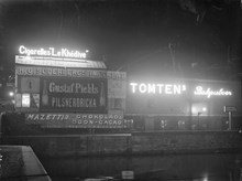 Affischer och ljusreklam vid Slussen mellan Östra - och Västra Slussgatan, fasaden mot vattnet.