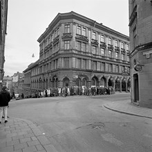 Regeringsgatan 74 vid hörnet av David Bagares Gata 19. Kö utanför Nalen