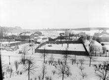 Tyskbagareberget. Vy från Karlavägen mot Ladugårdsgärde. Byggnaderna i bildens mitt G A Ullmans Ångvedsågeri, Tyskbagargatan 13