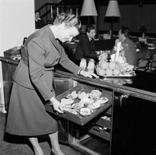 Stureplan 2, Restaurang Regnbågen är ombyggd och nyinredd. Biträdande restaurangchef Valy Brederman visar en ny kyldisk