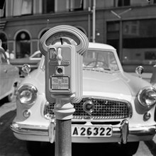 Brunkebergstorg. Gatukontoret byter ut parkeringsautomaterna, från två timmarsautomater till entimmesautomater, i ett försök att få kortare parkeringstider i city