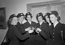 Ulvsundavägen 193, ""ABA-huset"" (Aerotransport). Flygvärdinnor tar Skandinavisk SAS-examen och mottar sina ""vingar"" i direktionsmatsalen