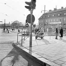 Folkliv vid Tegelbacken. Till höger Kronprinsens stall