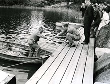 Idrottsdirektör Bengt Schelin ger borgarrådet Helge Berglund en hjälpande hand