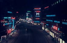 Kungsgatan västerut före Sveavägen. Kungsgatan i mörker med neonskyltar