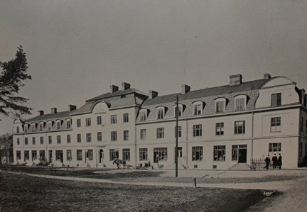 Byggnad med en rad butiker i bottenplan.