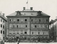 Bärare och droska utanför hotellet.