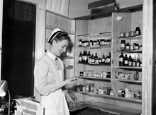 Valhallavägen 91, Sophiahemmet, nya avdelningar och nyrenoveringar. Sjuksköterska Inga Lisa vid ett medicinskåp på kirurgiska vårdavdelningen 111