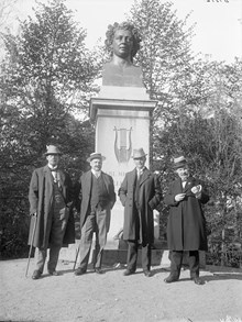 Bellmansbyst vid bellmansro. Albert Engström längst t.v., Emil Norlander  t.h. andre fr.v. Herman Seldener (bon soir). 2e person fr.h. Carl Beyron Carlsson vid Bellmansro